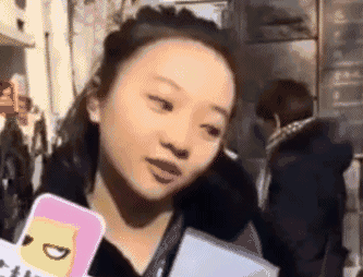 另外又截了林妙可11岁左右接受采访时的动图,大家再感受一下. 动图