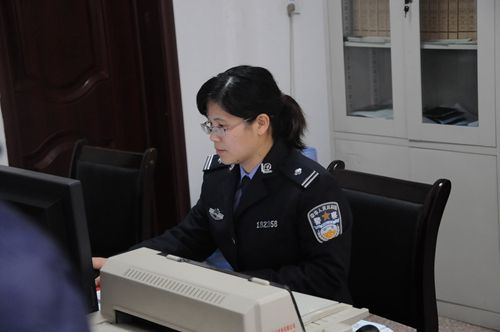 忙碌中的西峡户籍女民警雷红