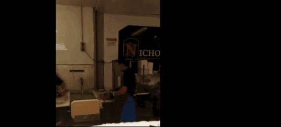 近日,悉尼鱼市场海鲜餐厅一名员工,因残忍处理龙虾,被指控虐待动物