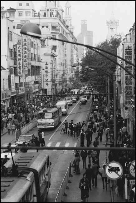 怀旧老照片:1988年的上海南京路,热闹得很