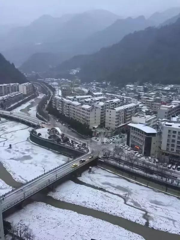 汉中市镇巴县城罕见大雪,据说是5年来首次