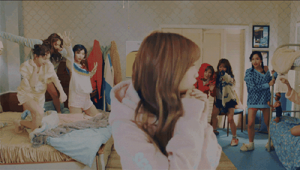 描绘了少女坠入爱河后的心情,轻快的旋律与twice特有的可爱歌词使得这