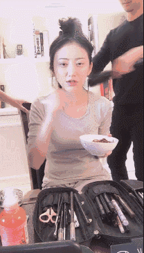 穿浴袍化妆,一顿吃5盘,我在直播里看到的一定是假景甜