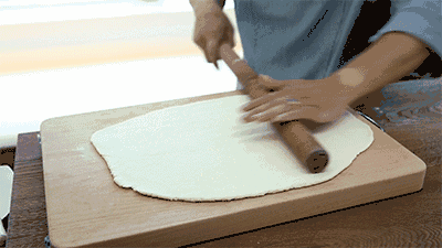 【惊喜厨房】烙饼时耍个小聪明,让饼薄如纸,特好吃!