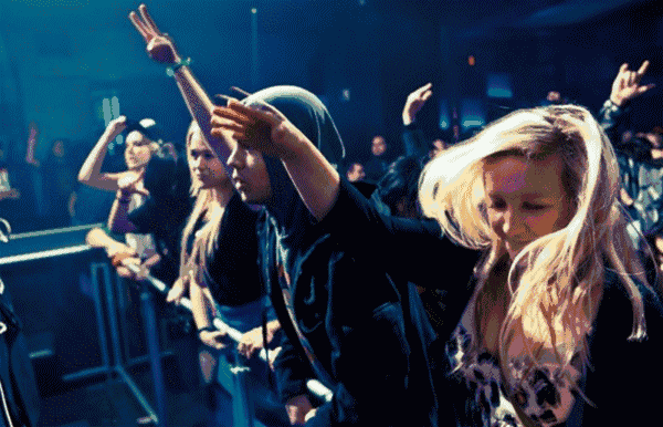 不过事实上每次穿上爸爸的西装 哼着一首八十年代的歌 都被夜店女王