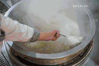 史上最妖娆拉面小哥!网友:又一位被耽误的灵魂舞者!