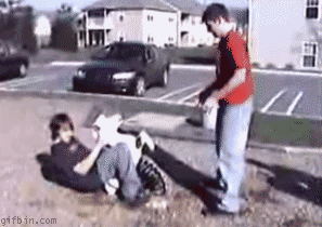 爆笑gif:妹子,你是拿生命玩手机啊!