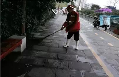 遂宁老人 一双雨靴 一把扫帚 一只手 感动一座城