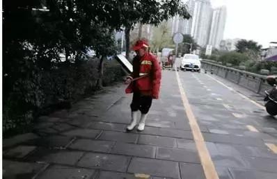 遂宁老人 一双雨靴 一把扫帚 一只手 感动一座城