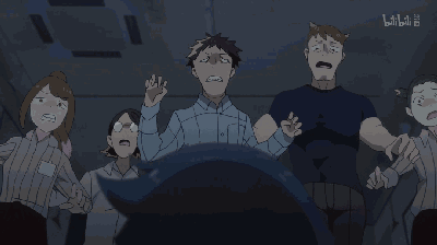 妹子们当街被扒衣服,居然还很感激!