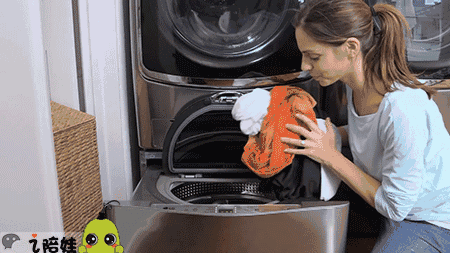 需要洗的时候,妞们直接从衣架上收起来,丢进洗衣机清洗