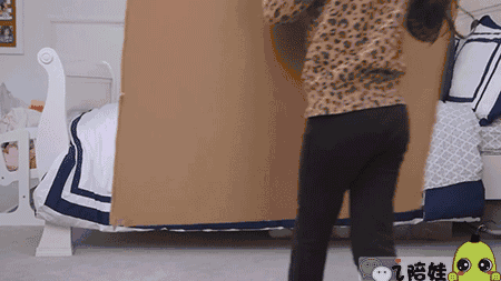 把衣服拿掉,用剪刀把纸板剪开,剪到画好的长度一半的位置就可以了 先