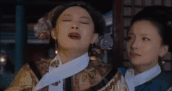 看着梳妆台上的瓶瓶罐罐, 就像是看着自己的子民一样, 一股自豪感油
