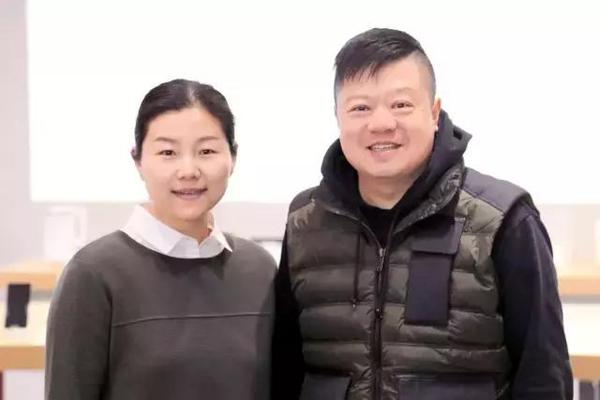照片:小米网副总裁剑慧姐与马东合影