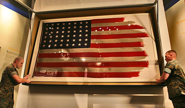 《硫磺岛飘扬的国旗》中所出现的那第二面美国国旗,由于风蚀,国旗