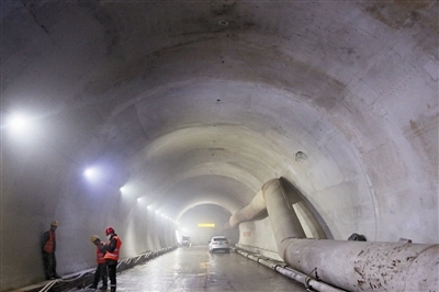 青岛地铁1号线黄岛端海域段部分土建施工完成,隧道雏形初现.