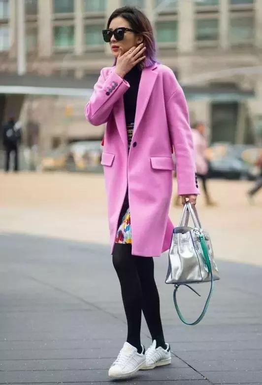 粉色大衣内搭最好选择素色,太华丽的颜色会让人眼花缭乱,反而使整体