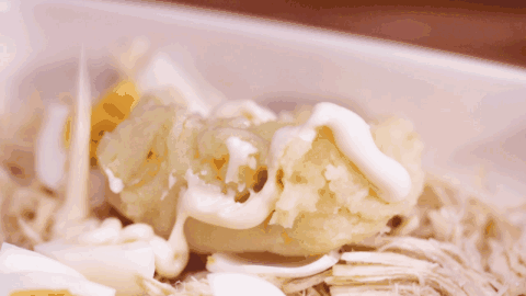 吐司面包两片,夹入调制蛋黄酱,土豆泥和鸡肉丝