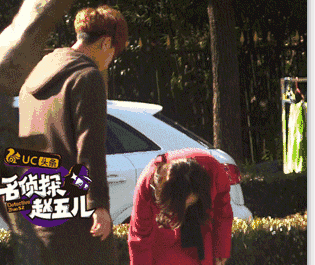 杨幂当街整理丝袜露美腿,黄子韬赵又廷到底谁可以撩到