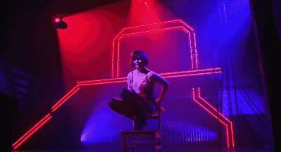 她年轻时就获得全英踢踏舞冠军,靠舞台剧出名,出演一部歌舞片对她来