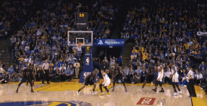 第三节最后半分钟,勇士当家控卫斯蒂芬-库里投进了两个非常夸张的三分