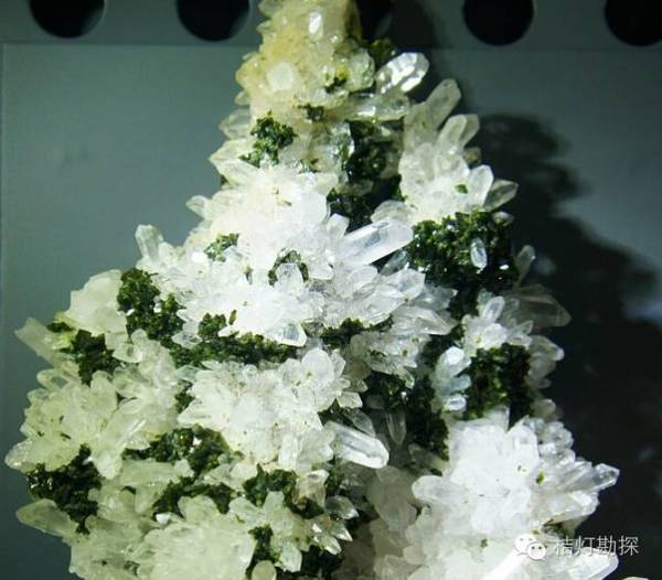 绿帘石(epidote)这一名称可能源于希腊语epidosis,意思是增长,指的是