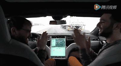 70岁老奶奶开车不用方向盘?这才是真的老司机!