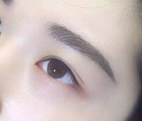 纹眉,不是为了上色而上色,而是为了自然漂亮而上色.