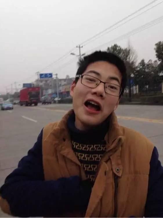 ps恶搞:求大神把小屁孩p的霸气点,这表情太逗了
