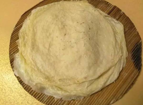 不过,在农村家里有大锅的话,一般应该还会摊煎饼皮儿!