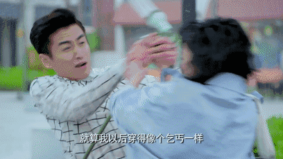 一步步得到导演认可~ 简兮和唐斐(陈晓饰)这对欢喜冤家一开始吵吵闹闹