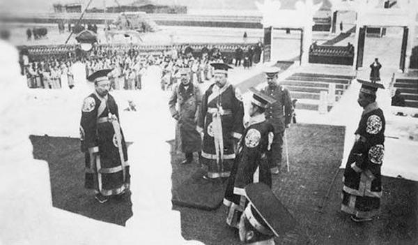 1915年照片: 袁世凯穿龙袍登基, 官员头插羽毛