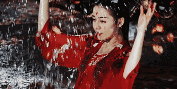 杨幂又力捧一位新疆美女,颜值堪比迪丽热巴!