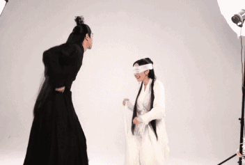 搞笑gif:是他亲自送到我嘴里的,不是我要咬他