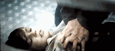 再补两个删减镜头 开头缆车上男孩变异的镜头,内地版直接黑屏