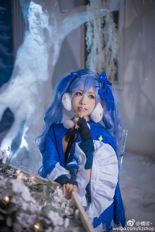 雪未来,造型与本来的初音未来不同在于,整体颜色以冰凉的蓝色与白色