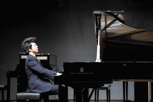 钢琴家郎朗感情图片