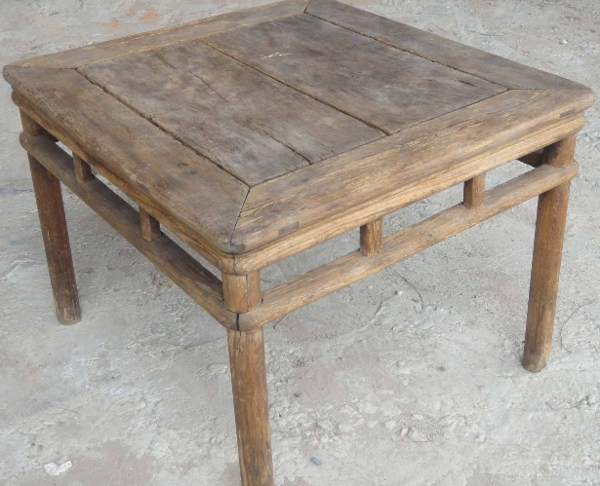 大八仙桌,一般放在农村的堂屋,在过年的时候作为供奉财神的桌子.