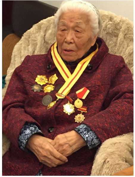 九十七岁革命老人颜枫向军博捐赠珍贵文物