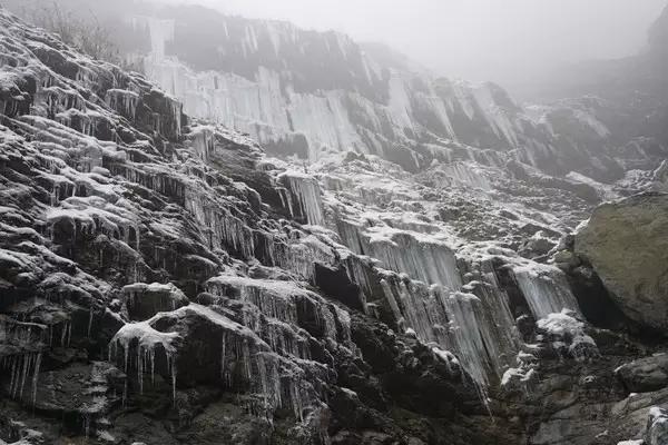 都是稀稀疏疏的冰条子,对于没见过堆雪的我们来说,还是相当不错了.