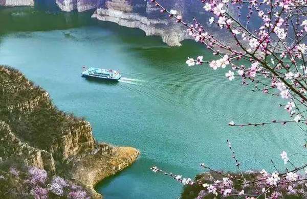 "黄河三峡桃花岛"三面环水真是荡在水中央!