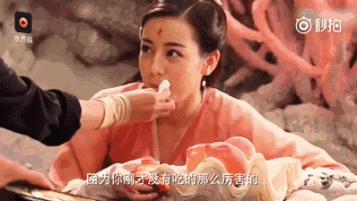 虽说是杂志拍摄,但也看得出迪丽热巴平时的状态,实在是个超级大吃货啊