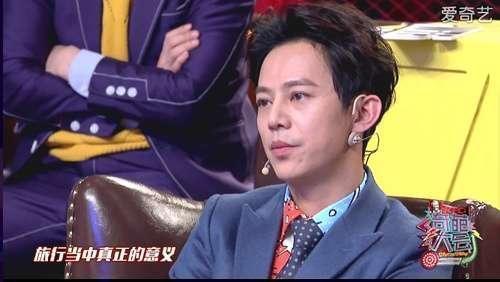 何炅在《十三邀》访谈中神情淡然的截图画面
