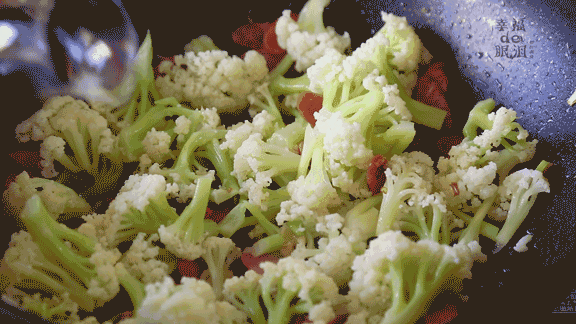 (文末抽奖送礼物)看视频教你自己在家做出饭店一样香喷喷的干锅花菜!