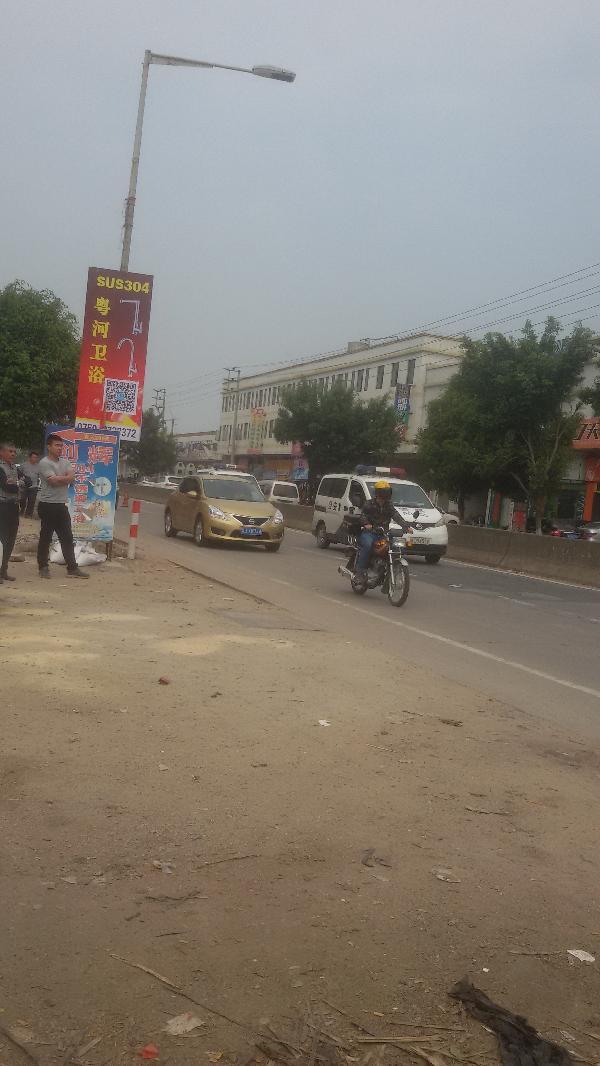 广东开平市水口镇一交通事故吓跑许多摩托车老