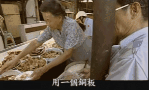 老奶奶的这个举动也吸引到了媒体 也许你曾在电视上看到过 