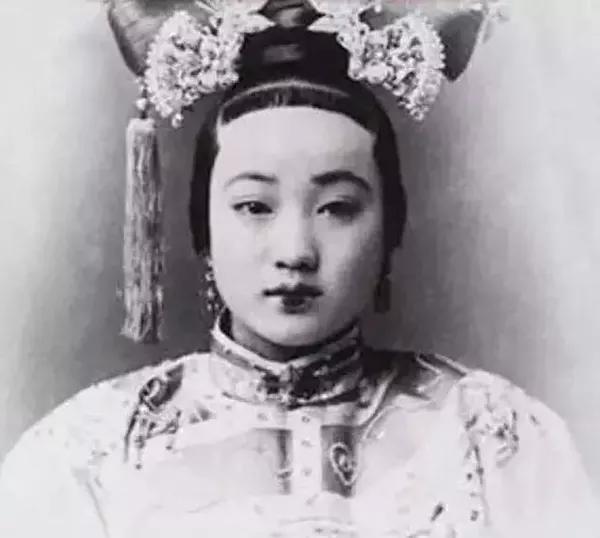 自然要拍她马屁,什么话好听说什么话,这个说珍妃娘娘您好漂亮哦,那个