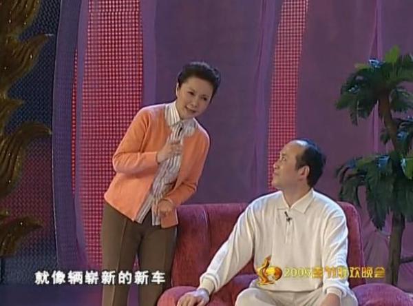 蔡明的春晚记录更加精彩,2004年蔡明穿上婚纱变成新娘搭档英壮登上