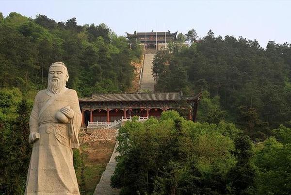 葛山风景区,位于湖北鄂州市石山镇与泽林镇交界处,距市区十余里,此山