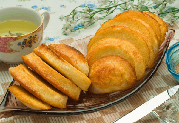 炸馒头片时,先在冷水里浸一下,再入锅炸,这样炸好的馒头片焦黄酥脆,既